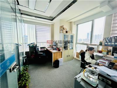 金融中心地铁口 200平精装修 特价